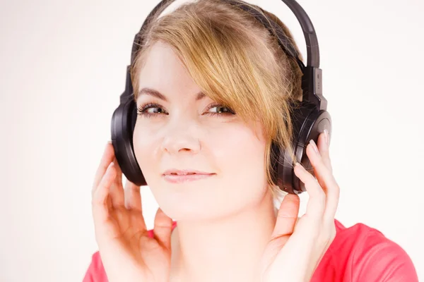 Vrouw in grote koptelefoon luisteren van muziek — Stockfoto