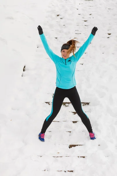 Woman exercising in the snow — 图库照片