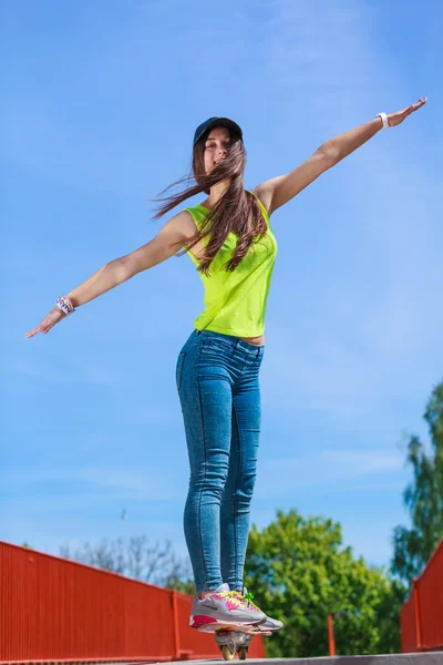 Chica adolescente skater montar monopatín en la calle. —  Fotos de Stock