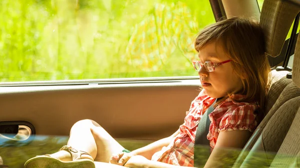Child in car. Holidays vacation trip travel. — Stock Photo, Image