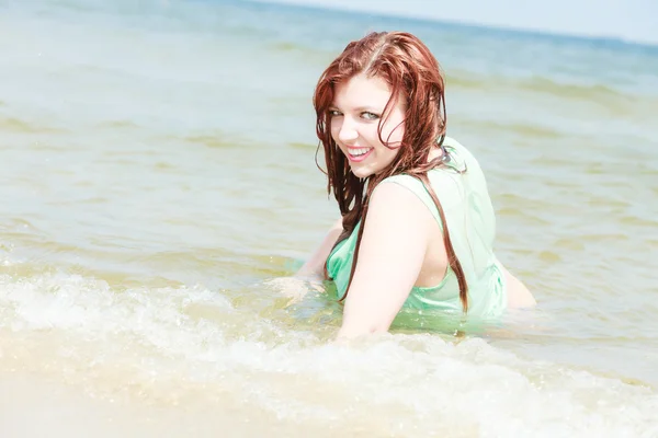 Sensual menina pano molhado na água na costa. — Fotografia de Stock