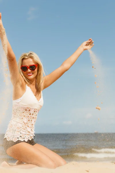 Bella ragazza sulla spiaggia. — Foto Stock