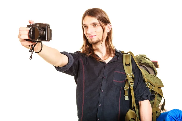 男子背包客用相机拍照. — 图库照片