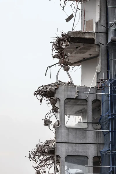Ruïnes van gebouw onder vernietiging, stedelijke scène. — Stockfoto