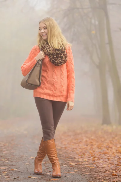 Modefrau posiert mit Handtasche im Herbstpark — Stockfoto