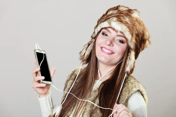 Зимняя девушка слушает музыку . — стоковое фото