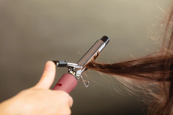 Estilista rizando el pelo para mujer joven. —  Fotos de Stock