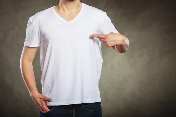 Man guy in blank shirt with copy space pointing. — Stock Photo, Image