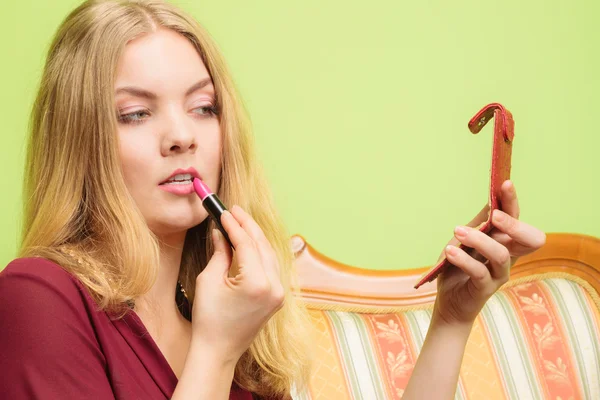Mujer atractiva aplicando lápiz labial. Maquillaje.. — Foto de Stock