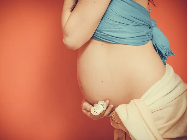 Έγκυος γυναίκα με ομοίωμα για το αγέννητο μωρό — Φωτογραφία Αρχείου