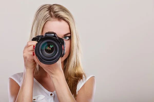 Fotograf dívka fotografování obrázků — Stock fotografie