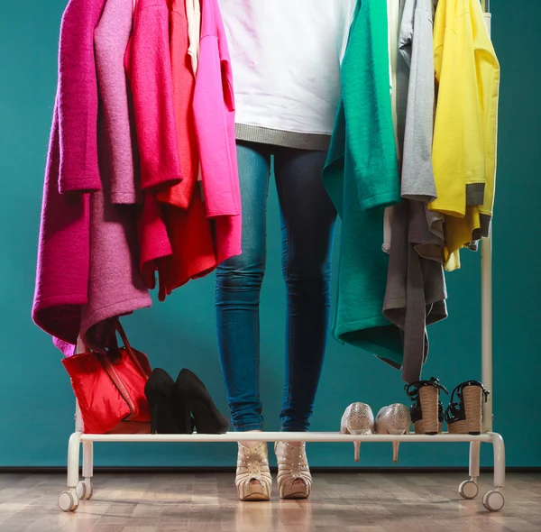 Kobieta wybierając ubrania do noszenia w centrum handlowym lub szafa — Zdjęcie stockowe