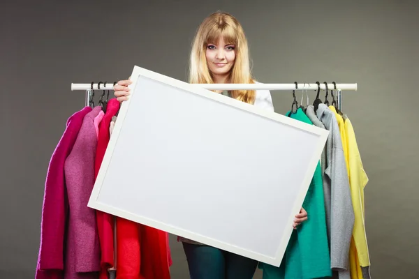 Nő a mall ruhásszekrény üres banner copyspace — Stock Fotó