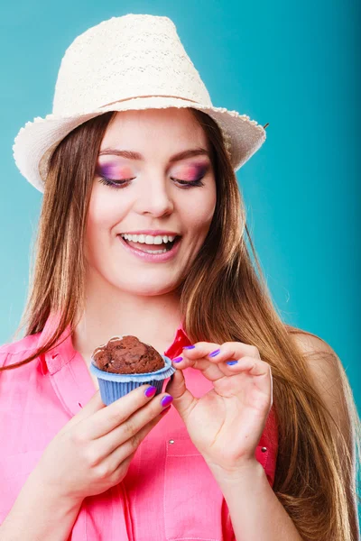 Mujer sonriente sostiene pastel de chocolate en la mano — Foto de Stock