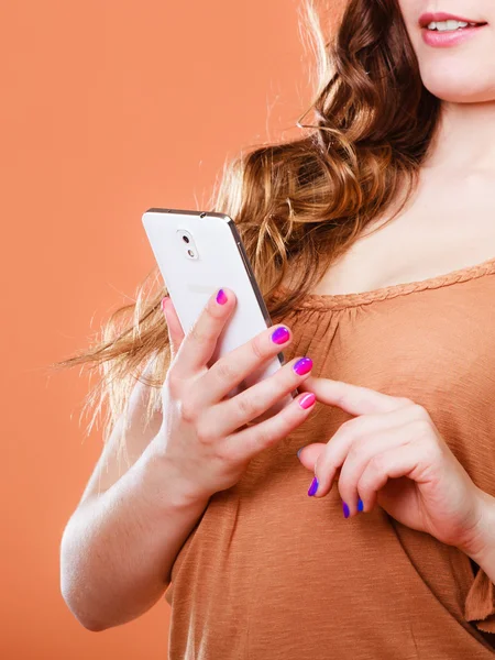 Zomer vrouw met behulp van mobiele telefoon. — Stockfoto