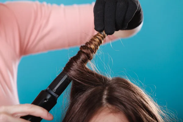 Cabeleireiro curling cabelo mulher com frisador de ferro. — Fotografia de Stock