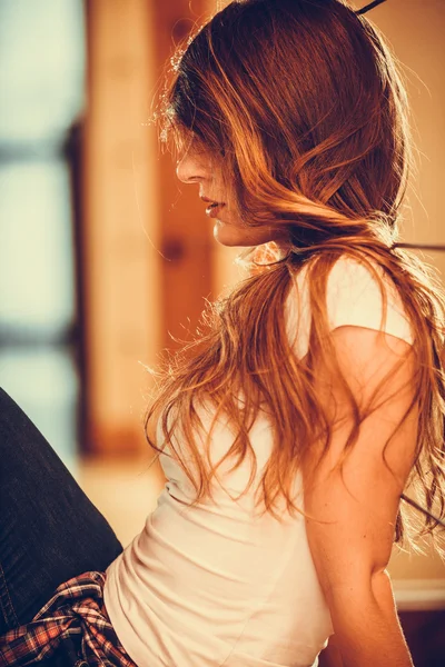 Chica vistiendo camisa blanca . — Foto de Stock