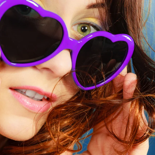 Chica en retrato de gafas de sol violeta — Foto de Stock