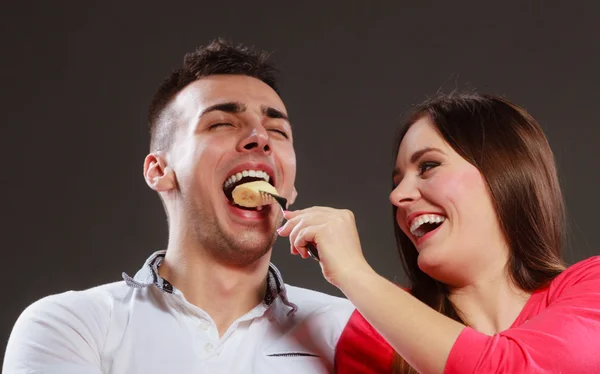 Uśmiechający się żona żywienie szczęśliwy mąż — Zdjęcie stockowe