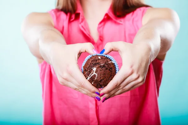 Mãos a segurar o muffin . — Fotografia de Stock