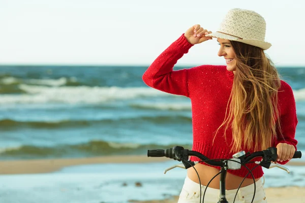 Mujer con bicicleta en la playa — Foto de Stock