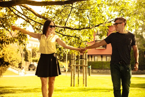 Pareja cogida de la mano en el parque . —  Fotos de Stock