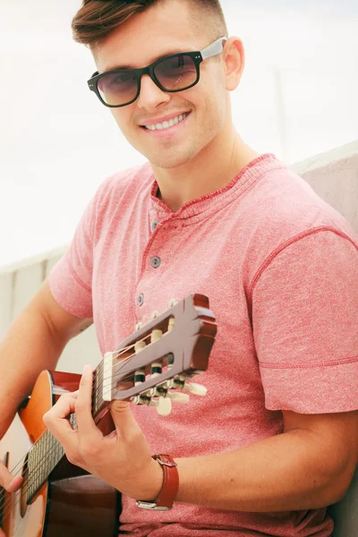 Trendy guy with guitar outdoor — Stock Photo, Image