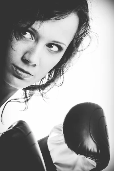 Boxer exercice fille avec gants de boxe . — Photo
