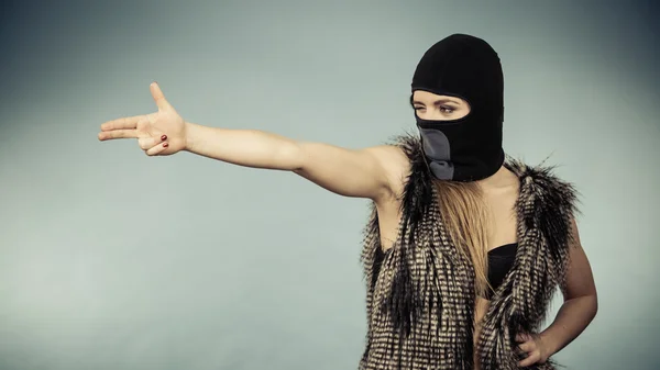 Frau macht Waffe-Geste — Stockfoto