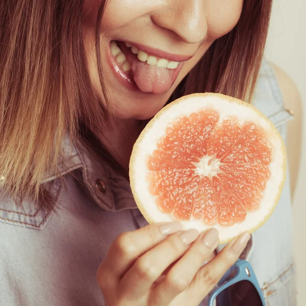 グレープ フルーツを食べる女性. — ストック写真