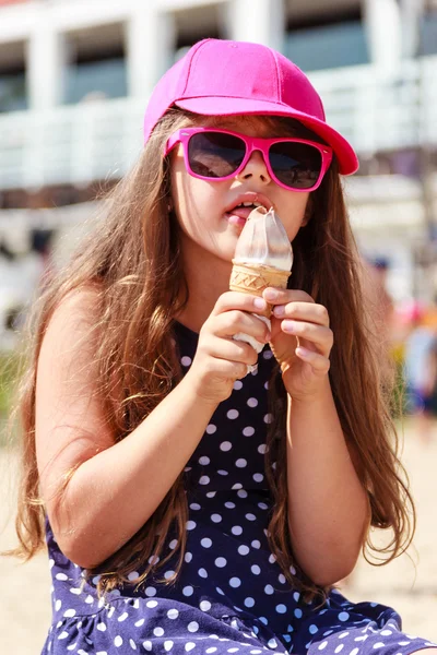 Niña comiendo helado. Verano . —  Fotos de Stock