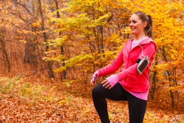 Girl stretching  in autumnal park. — Stock Photo, Image