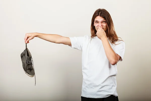 Man met stinkende schoen — Stockfoto