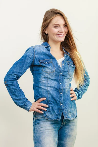 Glada leende kvinna klädd i jeans — Stockfoto