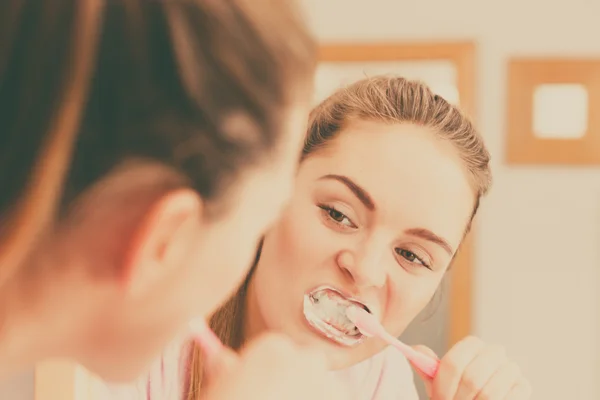 Γυναίκα βουρτσίζει τα δόντια. — Φωτογραφία Αρχείου