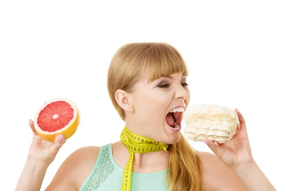 Mulher escolhendo frutas ou bolo fazer escolha dietética — Fotografia de Stock