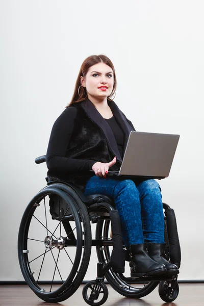 Mujer discapacitada con portátil en silla de ruedas. — Foto de Stock