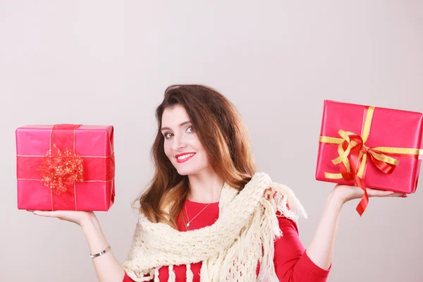 Frau mit zwei Geschenken. — Stockfoto