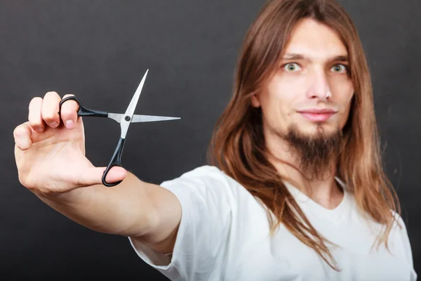 Coiffeur avec ciseaux à la main — Photo