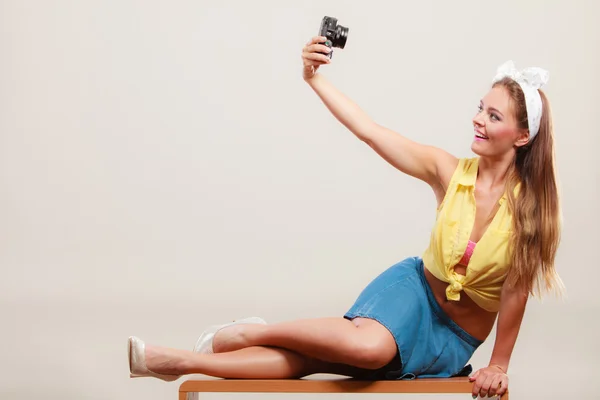 Pin hasta chica mujer tomando fotos con la cámara . — Foto de Stock