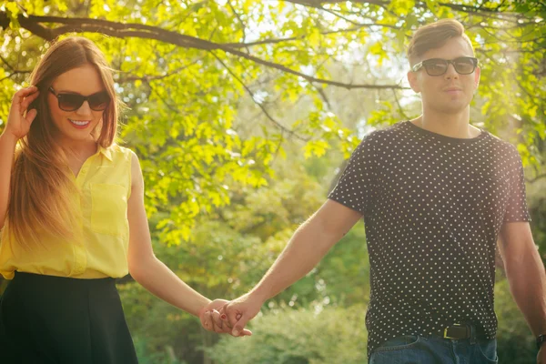 Pareja sonriente en parque —  Fotos de Stock