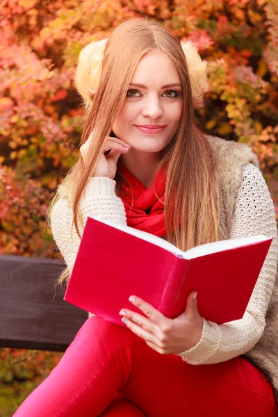 Donna che legge libro nel parco autunnale — Foto Stock
