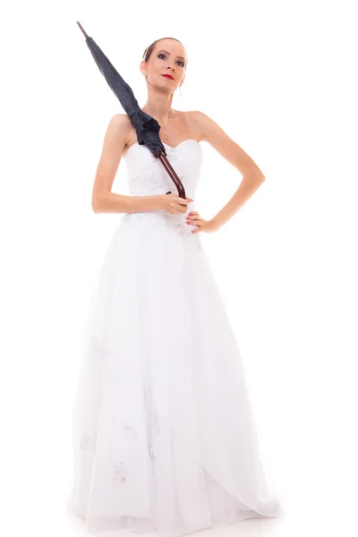 Noiva de comprimento total no vestido de casamento mantém guarda-chuva — Fotografia de Stock