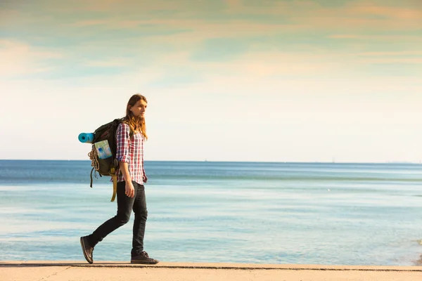 Escursionista uomo con zaino calpestio dal mare — Foto Stock