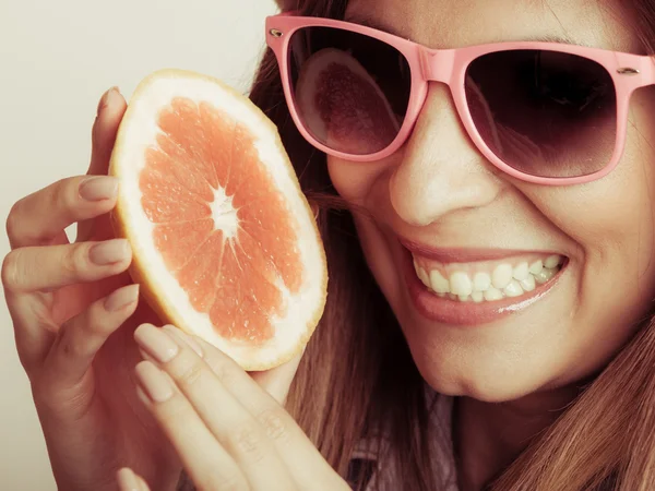 Uma mulher feliz de chapéu a beber sumo de toranja. Dieta — Fotografia de Stock