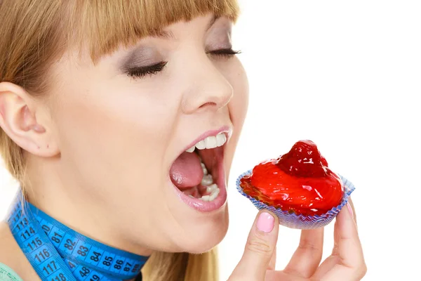 Woman holds cupcake trying to resist temptation — Stock Photo, Image