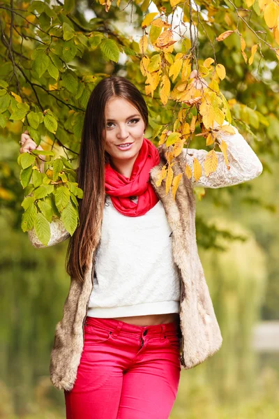 Mulher moda menina relaxante andando no parque outonal — Fotografia de Stock