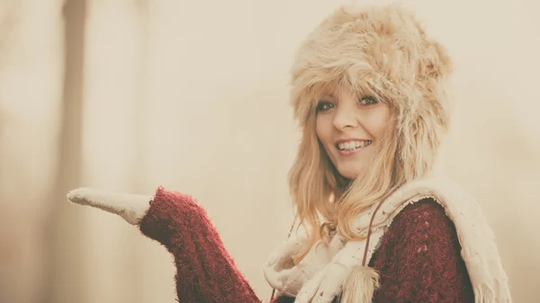 Smiling woman in fur winter hat with copyspace. — ストック写真
