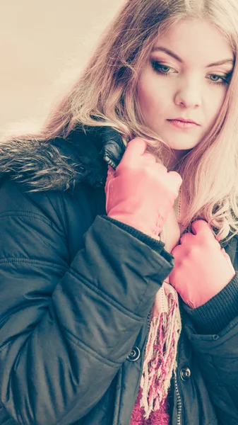 Retrato triste mujer atractiva al aire libre — Foto de Stock