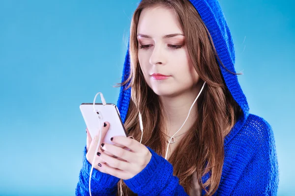 Mujer joven con teléfono inteligente escuchar música — Foto de Stock